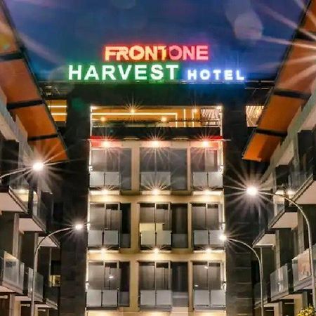 Front One Harvest Hotel Wonosobo Eksteriør billede